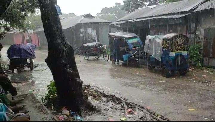 টানা বৃষ্টিতে জনজীবন বিপর্যস্ত, চরম দুর্ভোগে জেলে, শ্রমিক ও শিক্ষার্থীরা