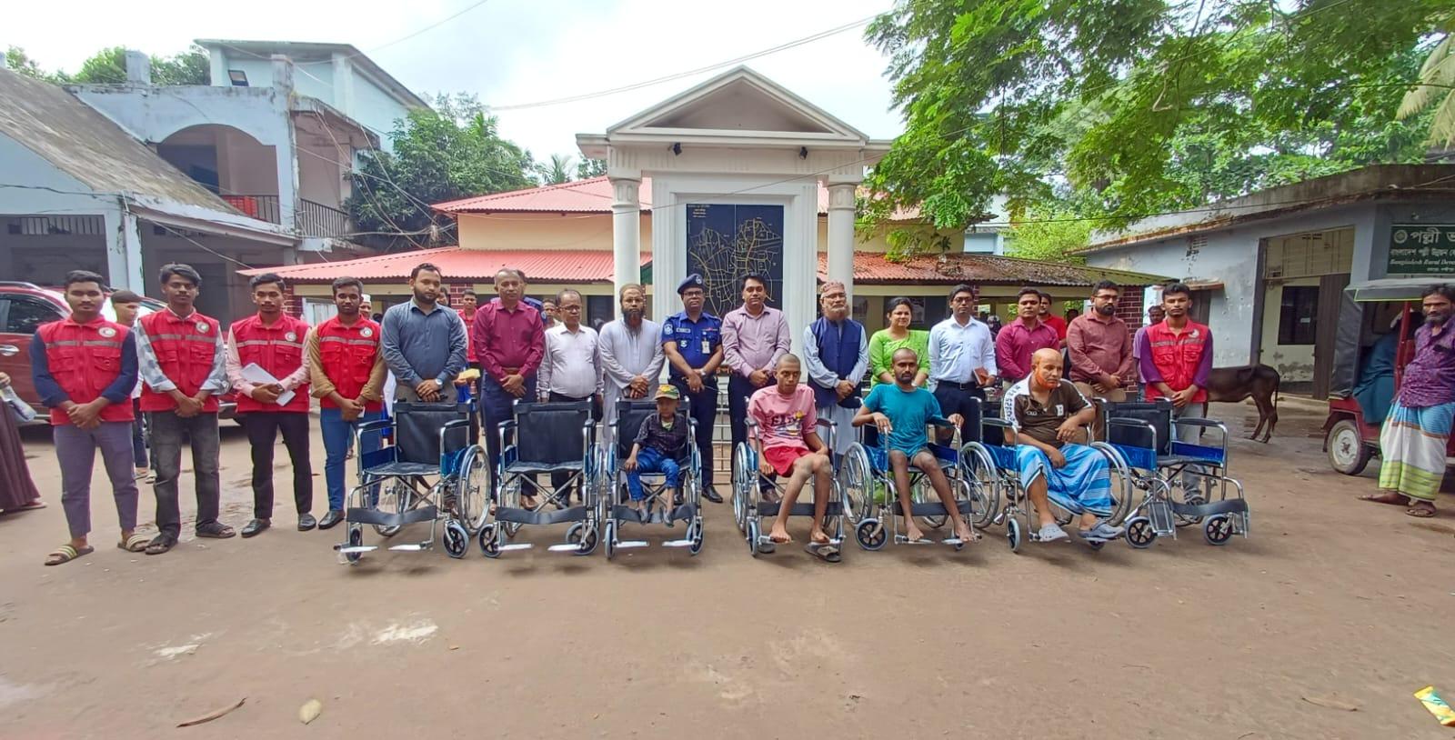 রায়পুরে সেলাই মেশিন, বাছুর ও হুইল চেয়ার পেয়ে মহাখুশি অসহায় উপকারভোগীরা