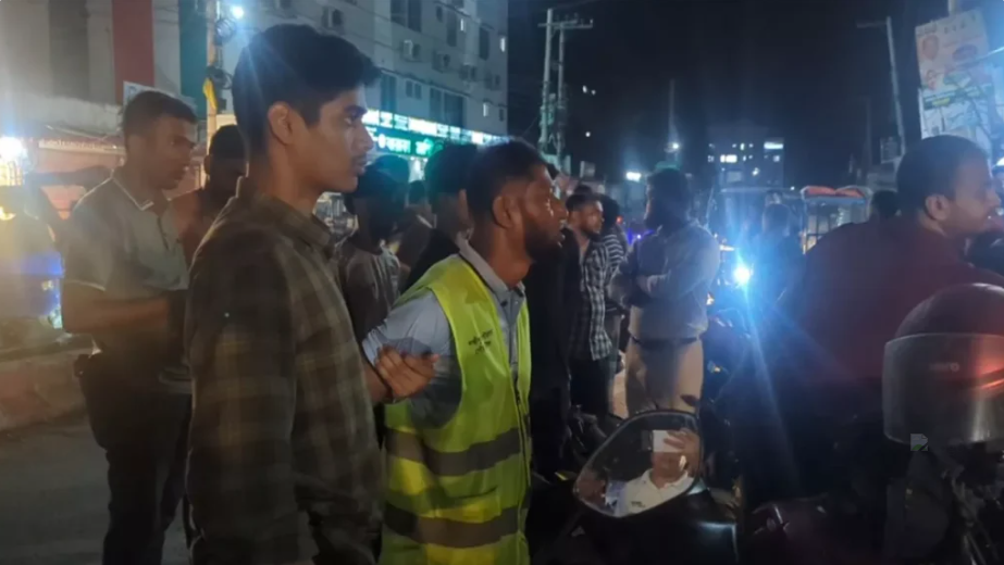 লক্ষ্মীপুরে সড়কে চাঁদাবাজির অভিযোগে যুবক আটক