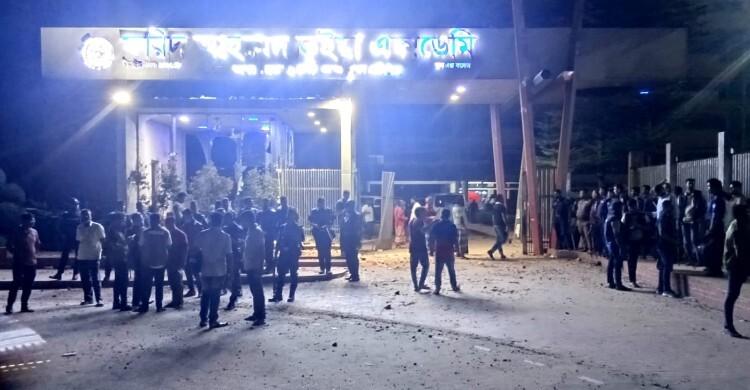 রামগঞ্জে আবাসিক হল থেকে শিক্ষার্থীর লাশ উদ্ধার, উত্তেজনায় ভাঙচুর